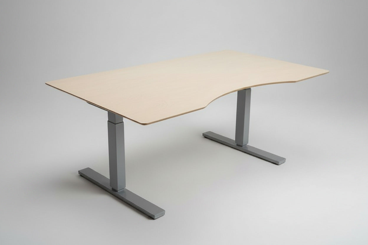 Scanoffice hæve-sænkebord 160x90 i birkefiner med mavebue, affasede kanter, kabelbakke og kabelgennemføring, set fra skrå vinkel.